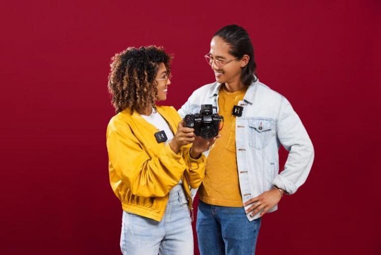 rode_wigo2_II_couple_selfie_looking_at_eachother_jan_2021_2000_1334_rgb