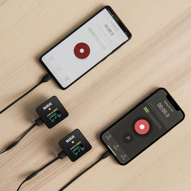 rode_wigo2_insitu_top_down_hub_phones_connected_feb_2021_1000x1000_rgb