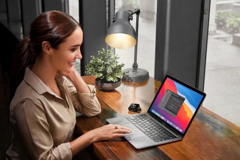 rode_wireless_go_II_insitu_girl_working_by_window_desk_jan_2021_2000_1334_rgb