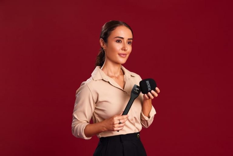 rode_wireless_go_II_interview_go_insitu_cyclorama_girl_attaching_foam_windshield_jan_2021_2000_1334_rgb_2_