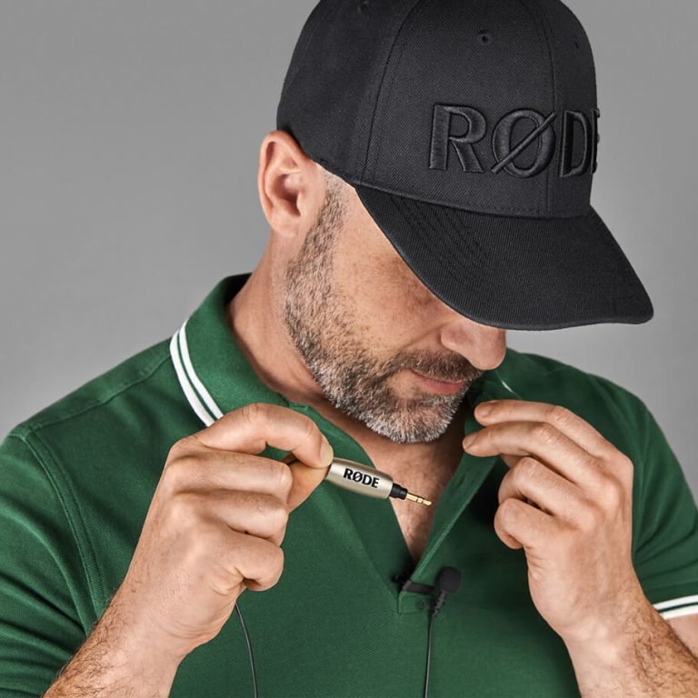 rode-micdrop-insitu-guy-holding-micdrop-lavalier-april-2021-1080×1080-rgb