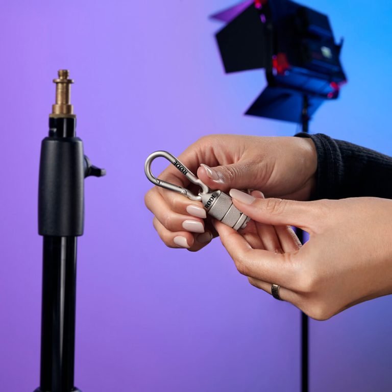 rode-thread-adaptor-insitu-hands-unscrewing-in-studio-25-5-2021-1000-1000-rgb